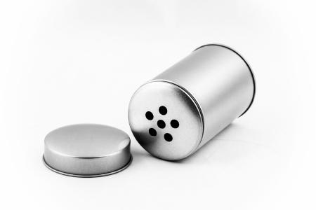 Gewürzdose aus Weißblech mit groben Sreueinsatz von der LK-PremiumPack GmbH aus Ergolding.