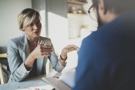 Die Weiterbildung International Business Coach konzentriert sich auf die Persönlichkeitsentwicklung von Führungskräften und befähigt sie zu einem sicheren Umgang mit Mitarbeitern und Verhandlungspartnern in einem internationalen und interkulturellen Umfeld. Foto: Shutterstock