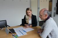 Nicola Pauls von der Handwerkskammer Region Stuttgart berät Handwerker in Sachen Personalstrategie und Rekrutierung. Foto: HWK