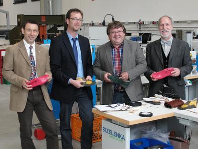 Studiengangleiter Prof. Dr. Jens Schuster, Studienrichtungsleiter Dipl. Ing. (FH) Christian Schwarz, ISC-Geschäftsführer Dipl.-Ing. (FH) Uwe Thamm und Dekan Prof. Dr. Ludwig Peetz im kooperierenden International Shoe Competence Center (ISC)