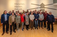 WEMAG-Vorstand Caspar Baumgart und Vertriebsleiter Michael Hillmann (v. l.) begrüßen den neuen Kundenbeirat zu seiner ersten Sitzung in Schwerin. Foto: WEMAG/Stephan Rudolph-Kramer