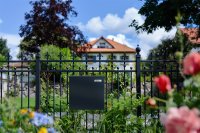 Ein Briefkasten am Zaun spart Platz an anderer Stelle und ist bemerkenswert einfach zu montieren. Einziger Wermutstropfen: das Häuschen im Hintergrund wird nicht mitgeliefert.