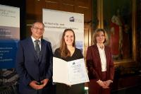 Die zfh-Preisträgerin absolvierte das Fernstudium MBA Logistik - Management & Consulting mit hervorragendem Abschluss, Foto: Hochschule Koblenz/Frey