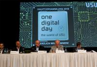 „Hauptversammlung der USU Software AG. Von links nach rechts: Die Vorstände Dr. Benjamin Strehl, Bernhard Böhler, Bernhard Oberschmidt sowie Udo Strehl (Aufsichtsratsvorsitzender) und Dr. Rainer Laux (Notar)“