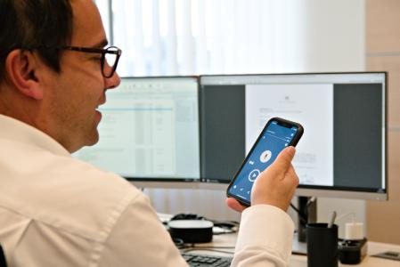 Martin Faller, Syndikusrechtsanwalt bei WISAG, arbeitet mit Philips SpeechLive, der Diktatlösung aus der Cloud. Abb. SEE