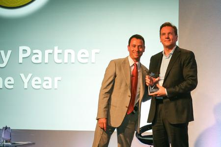 Marco Föllmer, Geschäftsführer der EBF GmbH, nimmt den Mobility Partner of the Year Award in Barcelona von Steve Brazier, Präsident und CEO von Canalys, entgegen