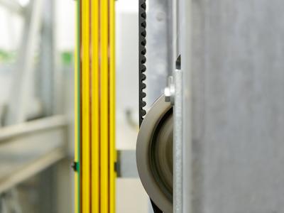 Minimierter Verschleiß, geringere Wartung, optimierte Positionierzeiten: Die neue Technologie für den Hubantrieb von Regalbediengeräten arbeitet mit Zahnriemen von ContiTech / Foto: LTW Intralogistics GmbH