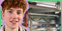 Janik versucht sich in der JobChallenge des ARD als Oberflächenbeschichter.