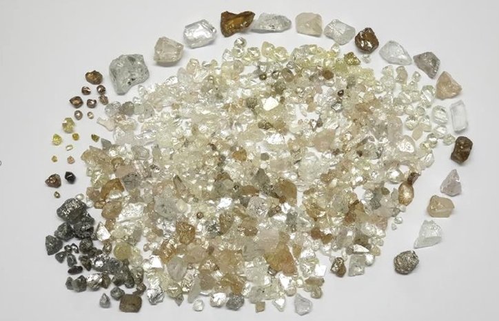 Lucapa Diamond - Auswahl weiterer spezieller Diamanten (oben) und Diamanten aus dem Abbau in den.jpg