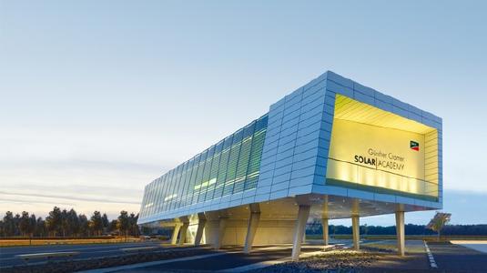 Die SMA Solar Academy baut das weltweite Trainingsangebot für PV Fachleute aus