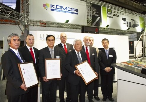lrg-284-komori_receives_bg_certificates.jpg