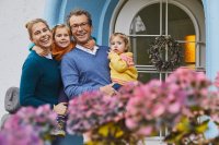 Willkommen zuhause: Sophie Heyer, Claas Lehmann und ihre beiden Töchter vor dem stilvollen Haus von 1934 in Hamburg-Blankenese