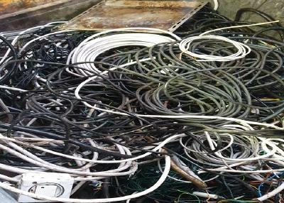Die Schrottabholung Witten ist an allen Werktagen erreichbar und meist sehr kurzfristig verfügbar. Am vereinbarten Termin wird der Schrott, soweit möglich, verladen. Sofern es sich beim mitzunehmenden Schrott um fest montierte Anlagen handelt, erfolgt zuvor die Demontage: Diese wird von den Mitarbeitern der Schrottabholung Witten fachmännisch vorgenommen – der Kunde muss sich um nichts kümmern.