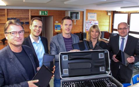 Übergabe iPads (Personen v.l.n.r.: Eberhard Schober, Rektor der Hanfbachschule, Dr. Benjamin Strehl, USU-Vorstand, Dirk Langer, stellvertretender Schulleiter, Rebecca Schwaderer, Bürgermeisterin Möglingen und Bernhard Oberschmidt, Vorstandsvorsitzender der USU-Gruppe