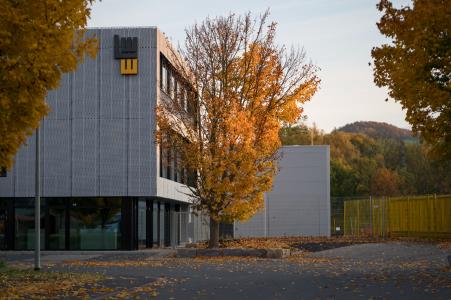 Der Neubau mit Streckmetallfassade und bodentiefen Fenstern. (Bilder: Markus Jokisch, www.asphaltmann.de)