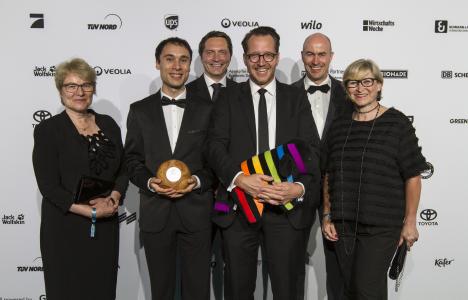 Bei den GreenTec Awards 2018 wurden in insgesamt zwölf Kategorien die weltweit besten Projekte ausgezeichnet, die sich für Umwelt- und Ressourcenschutz engagieren und einen nachhaltigen Lebensstil alltagstauglich machen. Die DAW gewann in der Kategorie Bauen & Wohnen mit dem Leindotter-Projekt. Den Preis nahmen die Mitarbeiter (von links) Bettina Klump-Bickert, Projektleiter Dr. Aaron Breivogel, Dr. Christoph Hahner, Caparol-Geschäftsführer Dr. Tony Horneff, Dr. Stephan Ottens und Karin Laberenz am 13. Mai in München entgegen, Fotograf Karim Donath, Data Moda GmbH