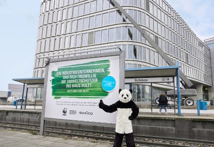 Ein Unternehmen, das sich freiwillig die Umweltschützer ins Haus holt? Schüco und der WWF verlängern ihre Kooperation um weitere fünf Jahre / Bildnachweis: Schüco International KG