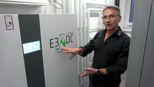 Gerhard Büttner vor dem Hauskraftwerk S10 von E3/DC