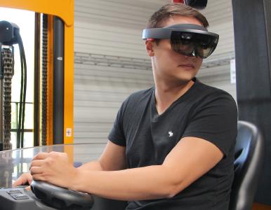 Mit Datenbrille ans Steuer: Erweiterte Realität soll Staplerfahrern die Arbeit erleichtern. (Quelle: IPH)