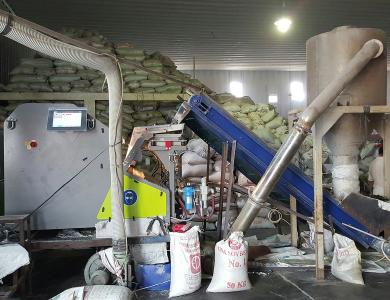 At PT. Rejeki Adigraha Sesotec's FLAKE PURIFIER multi-sorting-system (left side in the picture) is used for the separation of PVC in plastics processing