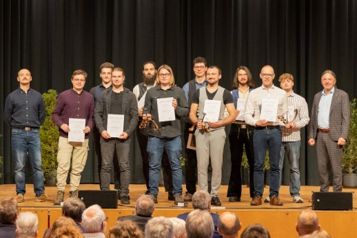 Gruppenbild Teilnehmer im Bundeswettbewerb DieGuteForm-Preisverleihung-09.11.2024.jpg