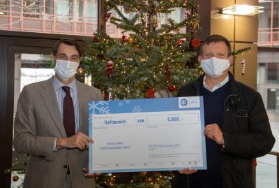 Scheckübergabe in der TÜV SÜD-Konzernzentrale in München: Patrick Fruth (l.), CEO TÜV SÜD Division Mobility übergibt die Spende an Dr. Hans Knabe, Vorstand Stiftung Aktion Knochenmarkspende e.V.