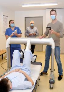 Eine neue Technologie ermöglicht selbst schwächsten Patienten die Frühmobilisation. Während FSJler Alexander Vieth in die Pedalen tritt, erläutert Physiotherapeut Ole Bahrs (r., mit einem Element auch fürs Armtraining) von Thera-Trainer letzte Details der Handhabung. Alexander Geißler und Kathrin Agel freuen sich über die Anschaffung von gleich zwei Geräten als große Chance für die Patienten.