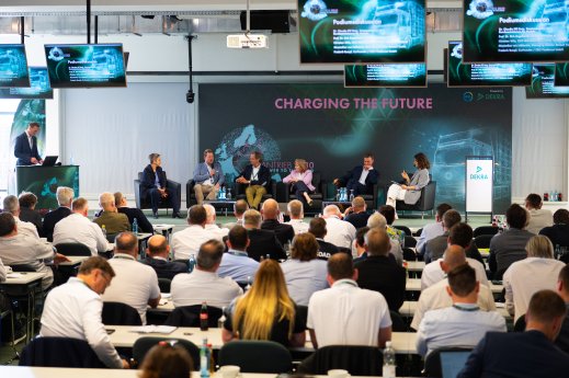 Zukunftstag Nutzfahrzeuge am Lausitzring 28.07.2026 - Foto der Podiumsdiskussion.jpg