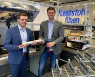 Dr. Eduard Kraus (rechts) übergibt symbolisch die Klebeaktivitäten des SKZ an Michael Heilig (Foto: SKZ)