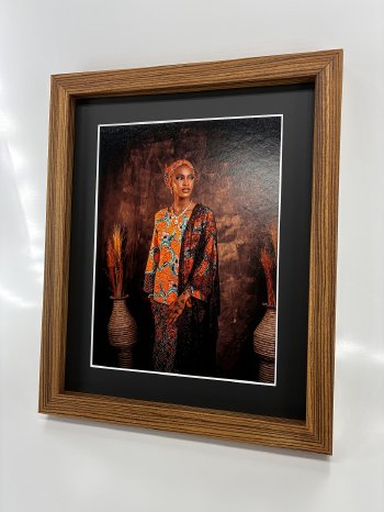 Rahmen Naturholz mit Passepartout dunkelgrau Kern weiss.jpg