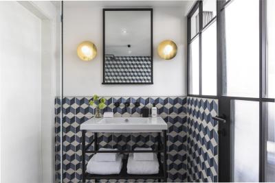 Hochwertige Türbeschläge in der Farbe Kosmos Schwarz vervollständigen das stilvolle Ambiente im Boutique Hotel Kimpton de Witt Amsterdam.