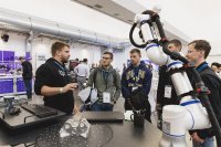 Cobots erleichtern den Unternehmensalltag erheblich. Die Messe Cobots4You zeigt Techniken und Anwendungen der neuen Helfer.