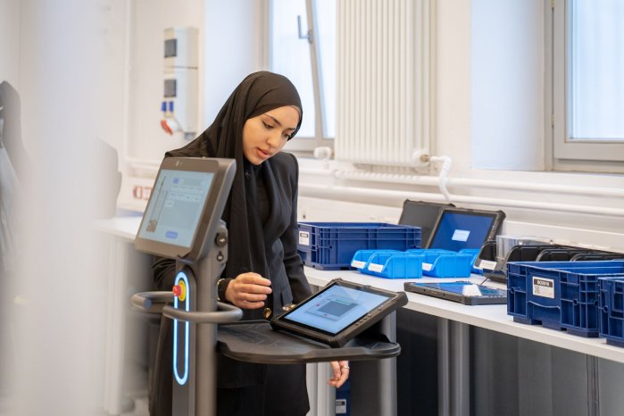 csm_202605_Smart_Factory_Studentin_Copyright_HSB-Louisa_Windbrake_7788579d24.jpg