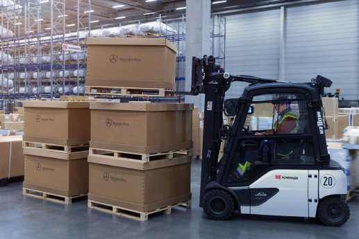 Mercedes-Benz shipments_(4)_Credit DB Schenker_Torsten Zimmermann.jpg