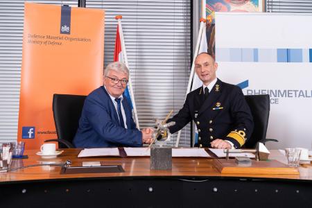 Arie-Jan de Waard (rechts im Bild), Direktor für nationale Rüstung, und Werner Krämer, Geschäftsführer der Rheinmetall Waffe Munition GmbH, unterzeichneten am 3. Juni 2019 das Abkommen in Utrecht