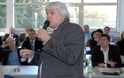 Leonhard Hillebrand, Leiter Controlling bei der Loacker AG, wusste das Auditorium mit seinem Vortrag über die Budgetüberwachung bei Investitionsprojekten zu fesseln. Laut Hillebrand hat die Implementierung einer automatisierten Budgetüberwachung mittels der Software SAP Business Warehouse bei den Mitarbeitern zu mehr Sensibilität im Umgang mit Investitionsmitteln geführt.