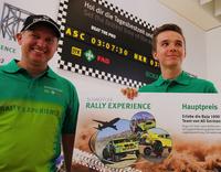 Thomas Kraiczok (rechts), Hauptgewinner der "Schaeffler Rallye Experience" auf der IAA 2013, begleitet das Team um Armin Schwarz (links) während der Baja 1000, der wohl härtesten Wüstenrallye der Welt