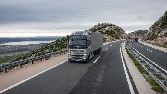 1860x1050-08A4223-FH-4x2-trailer-long-haul-on-road.jpg