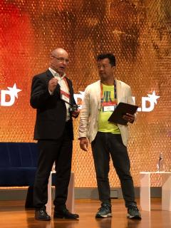 Alexander Gerfer (CTO, Würth Elektronik eiSos Gruppe) erklärt Joe Nguyen (Senior Vice President, comScore), warum sich Würth Elektronik als Enabler innovativer Lösungen versteht / Bildquelle: Würth Elektronik