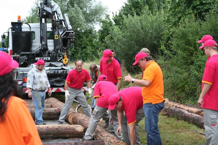 HSE-Mitarbeiter passen die Baumstämme an.jpg