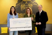 Andrea Rogowicz und Michaela Henke vom conet Social Club präsentieren die diesjährige conet-Jahresspende zusammen mit conet-CEO Martin Wibbe (v.l.n.r.) / Quelle: conet