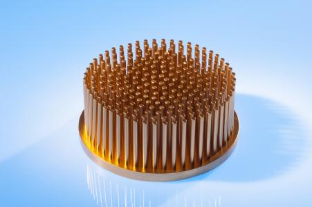 Die Bodenplatte der Stift-Rippen-Kühlkörper aus dem Produktsortiment von CTX Thermal Solutions wird kaltfließgepresst und besteht aus reinem Kupfer