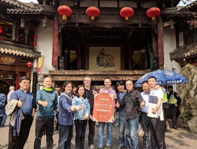 Esders-Händlertreffen in Chengdu: Christian Bernert (Mitte links), der von Haselünne aus das China-Geschäft der Esders GmbH betreut, und Martin Esders (Mitte rechts), Geschäftsführer Vertrieb und Marketing, mit Vertriebspartnern. Jeder Partner deckt bis zu fünf Provinzen der Volksrepublik China ab.