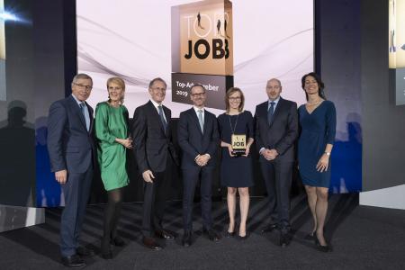 Top-Job-Preisverleihung 2019 mit Wolfgang Clement (TOP JOB-Mentor), Prof. Heike Bruch (wissenschaftliche Leitung), Prof. Dr. Dr. h.c. Bert Rürup (Jury-Mitglied), Robert Asal (maihiro), Christina Weber (maihiro), Bernd Hesse (maihiro), Silke Masurat (Geschäftsführerin zeag GmbH / Organisatorin) (v.l.n.r.) / Bild: zeag GmbH