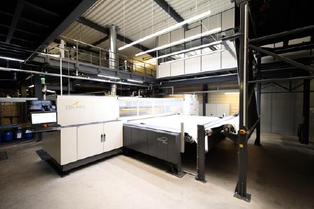 Bei dem erstmalig großtechnisch umgesetzten Teppichdruckverfahren werden die Farben eines Musters wie bei einem Tintenstrahldrucker auf den Teppich aufgetragen. Foto: VETEX
