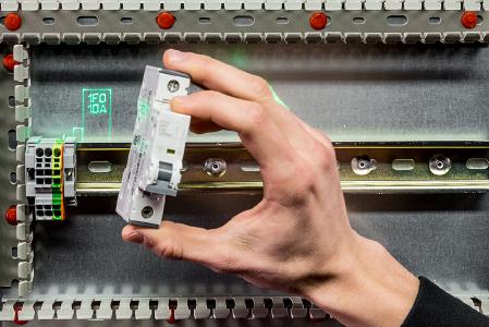 ASSEMBLY PRO beschleunigt das Bestücken von Schaltschränken durch Projektion der Montagepositionen direkt auf die Montageplatte. (Bildquelle: Eric Shambroom Photography)