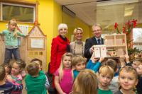 Gemeinsam mit Sozialministerin Birgit Hesse (mi.) und Wittenburgs Bürgermeisterin Dr. Margret Seemann überreichte WEMAG-Vorstand Thomas Pätzold das Holzspielzeug in der Kindertagesstätte 