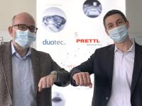 Phillipp Mirliauntas (duotec) und Carsten Ellermeier (Prettl Electronics Gruppe) besiegeln die Zusammenarbeit im Bereich Industrial IoT-Lösungen