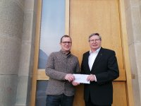 Seit 34 Jahren spendet WITTENSTEIN zu Weihnachten anstelle von Kundengeschenken an die St. Josefspflege Mulfingen gGmbH: Klaus Spitzley (rechts, Vorstand a.D. der WITTENSTEIN SE) überreichte auch in diesem Jahr wieder einen Scheck über 5.000 Euro an Rainer Friedrich, Geschäftsführer der St. Josefspflege Mulfingen, Bild: St. Josefspflege Mulfingen gGmbH