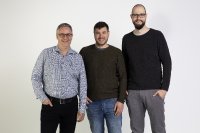 v.l.n.r.: Jörg Rewer, geschäftsführender Gesellschafter Laudert, Mitglieder des Vorstands Little Big World e.V. Andreas Nünning und Niklas Rickert